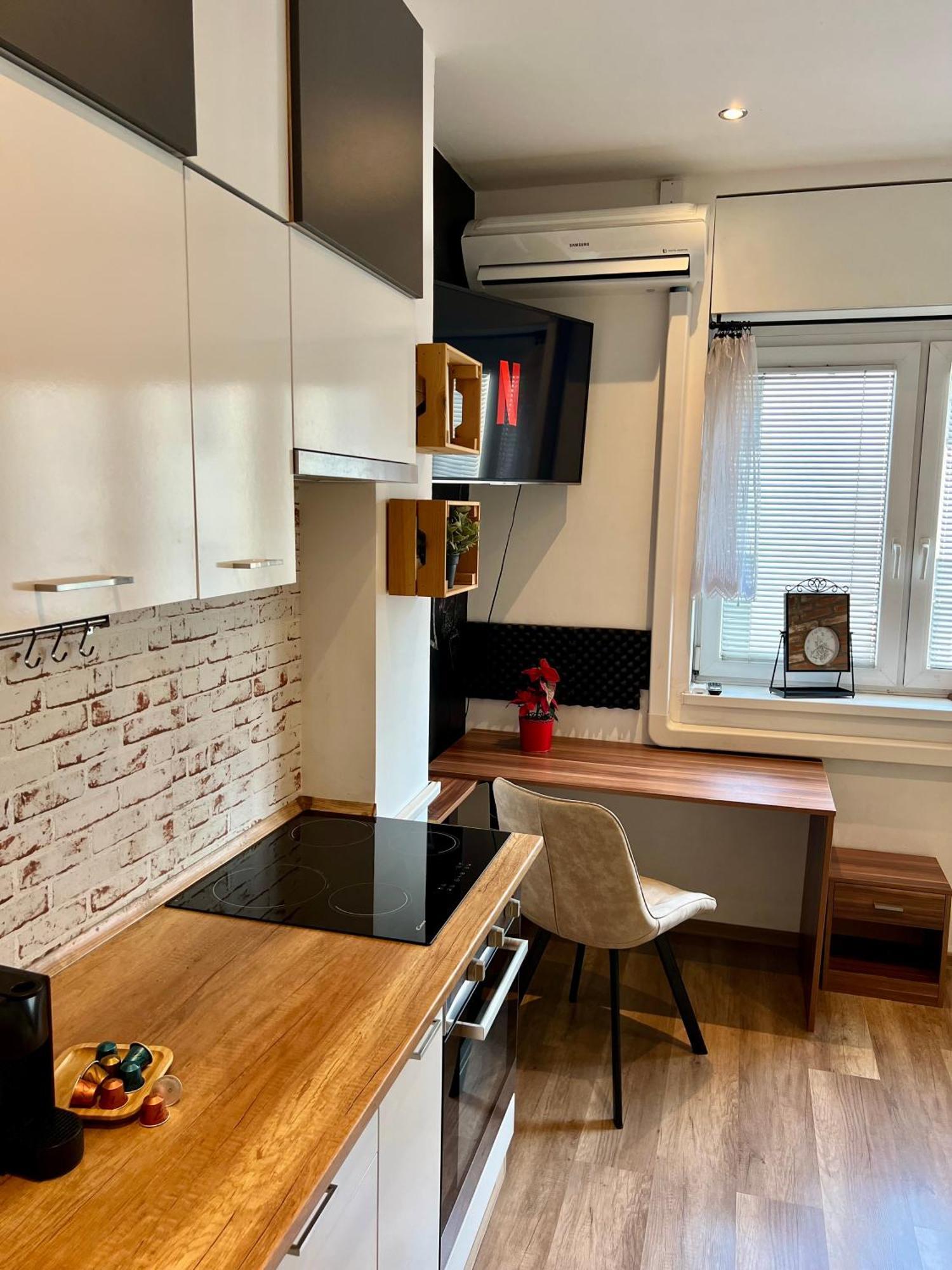 Adm Cozy In Center - Netflix, Coffee, Ac *